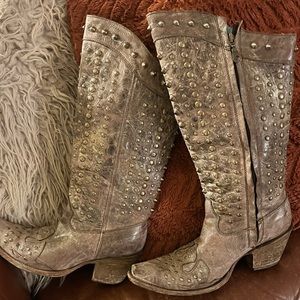 ❤️Corral Snip Toe Western Boots with riveting detail.